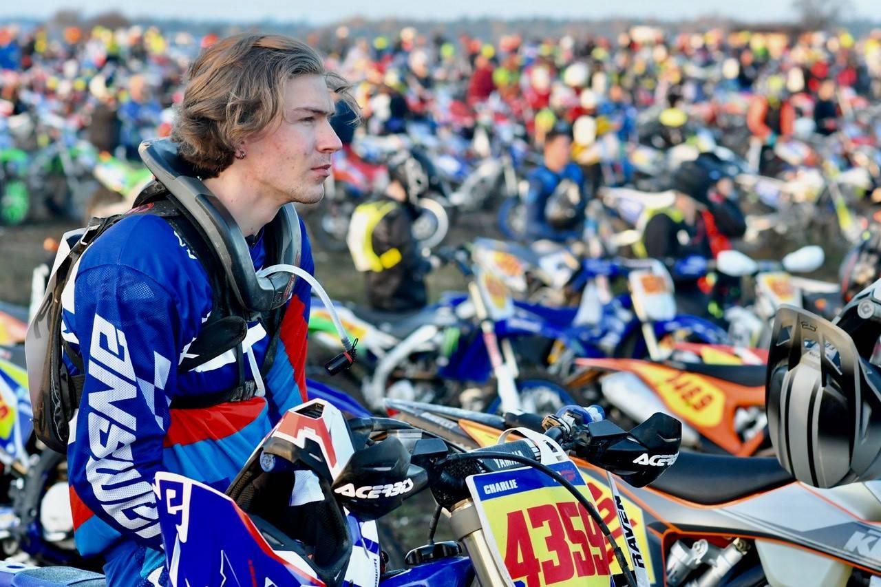 En enduroförare sitter lugnt på sin enduro och tittar fokuserat på något