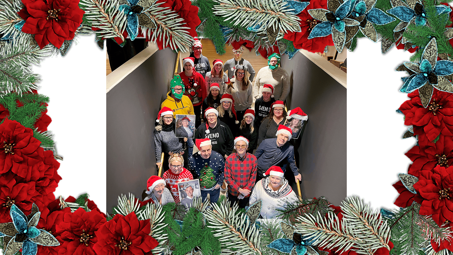 Julkort på personalen på Svemo kansli klädda i jultröjor, tomteluvor och diverse andra juliga huvudbonader.