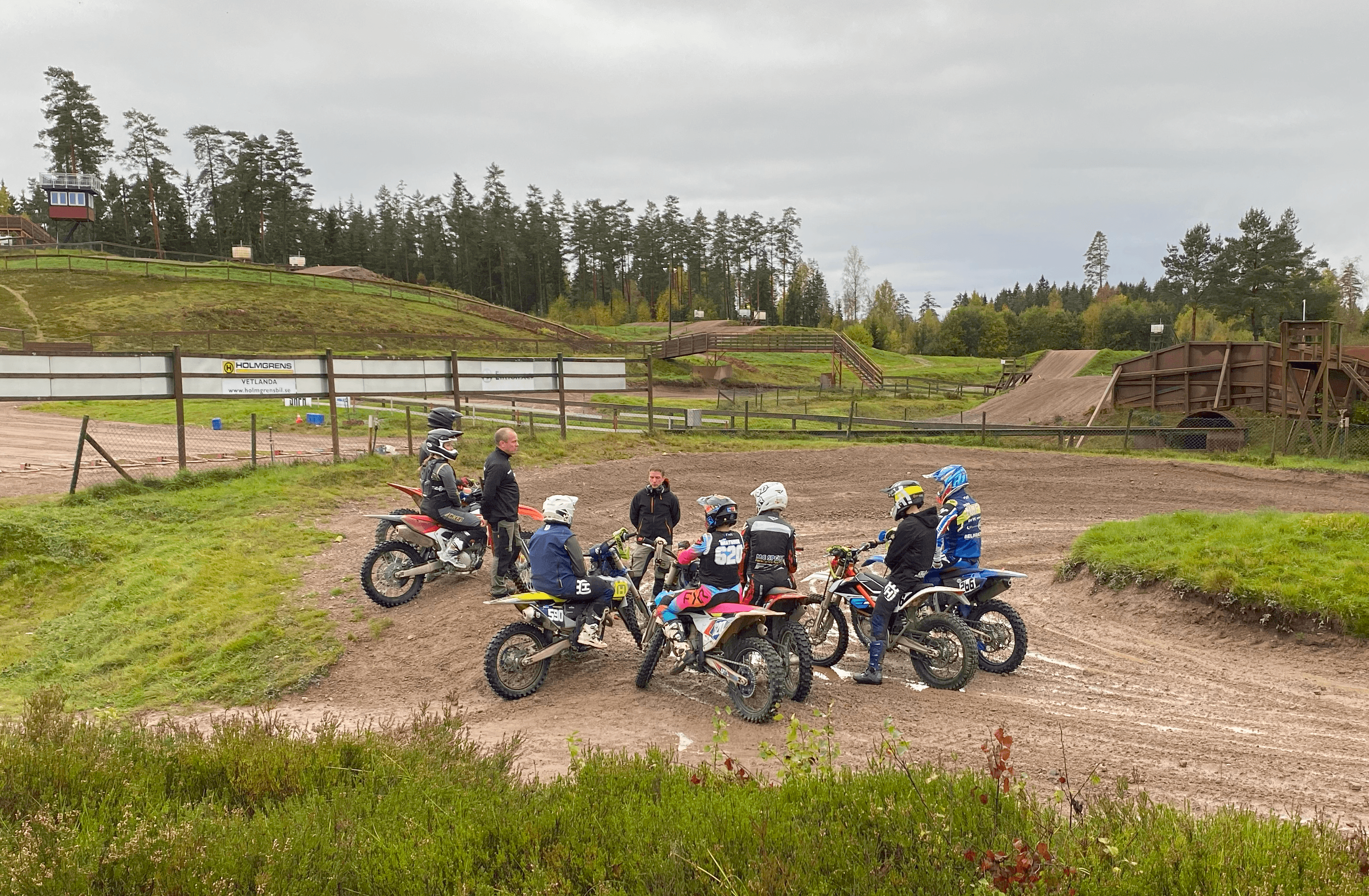 Gruppbild på en elevträning i motocross