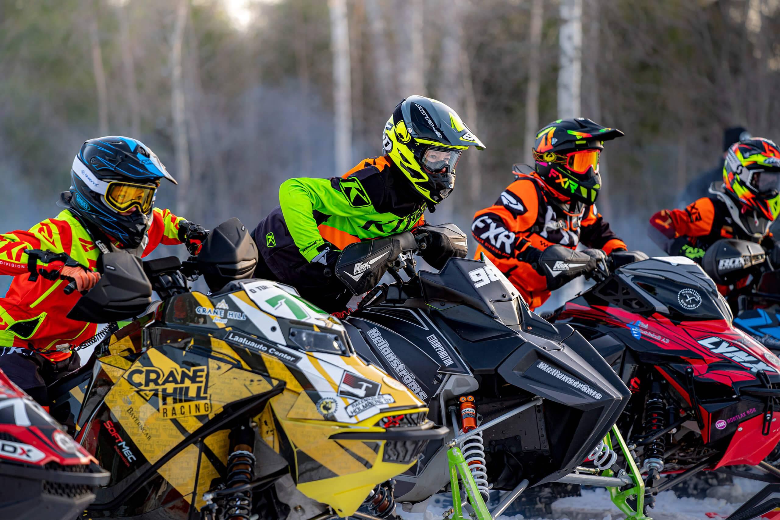 Snöskoterförare står redo på startlinjen