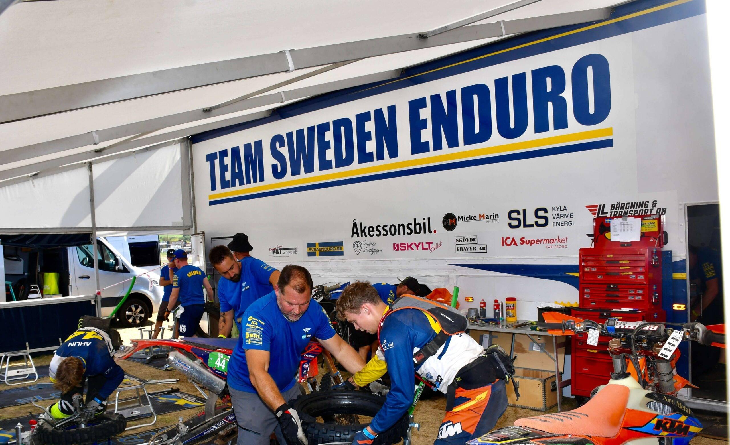 Team Sweden enduro mekar med endurocyklar i ett förartält