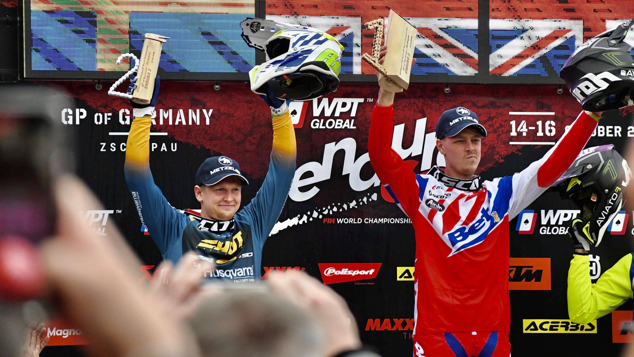 Enduroförare visar stolt upp sina priser på prispallen