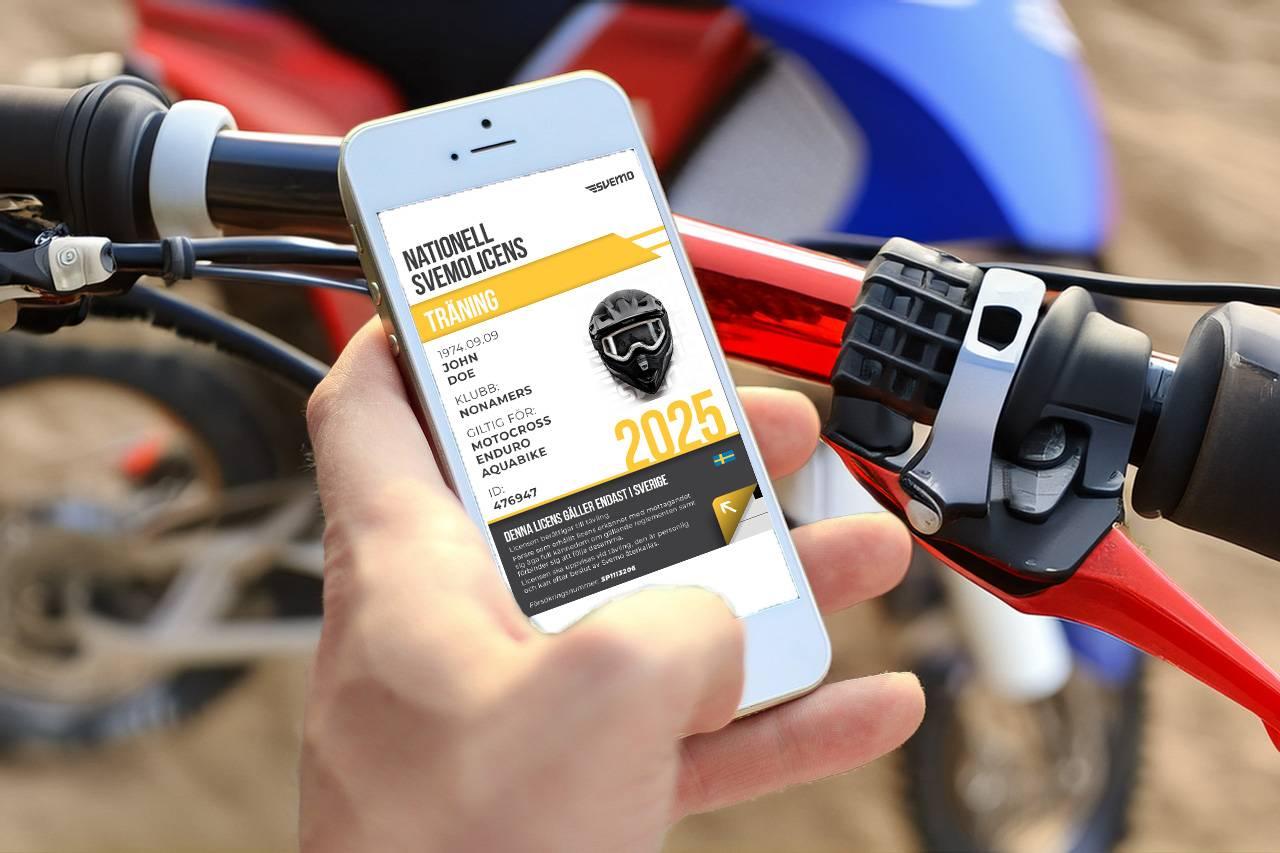 Bild på en hand med en telefon som visar en Svemo licens på displayen.